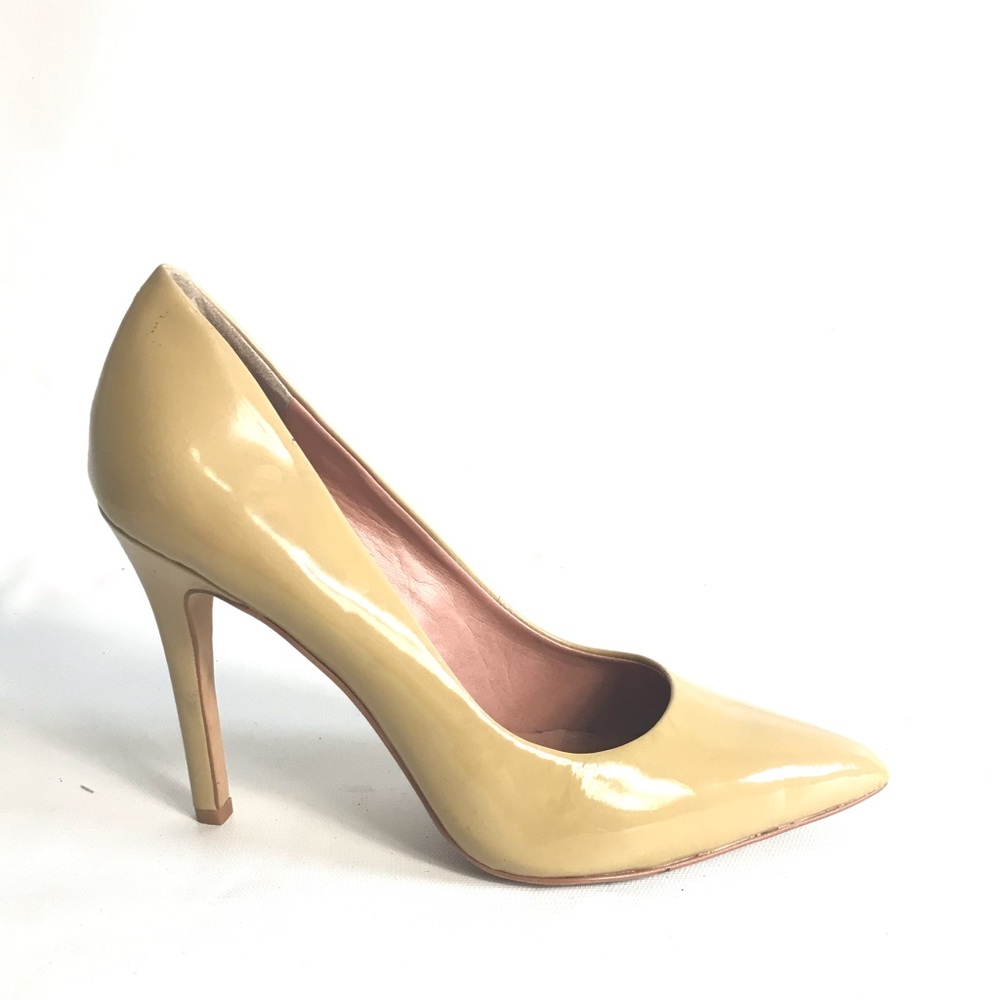 Vince Camuto Heels Size 8.5 M cream patent leather